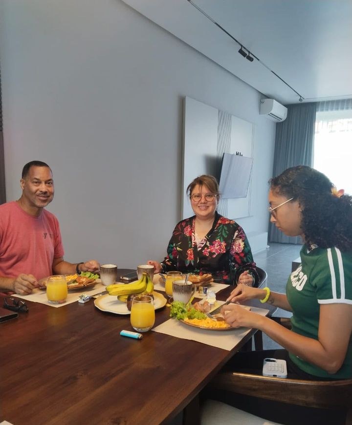 Guests having breakfast together at their Bali villa, cooked by private chef Muna